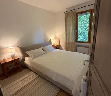 Malaucene Apartment | White Ventoux-central-parking gratuit-securise-terrasse & jardin