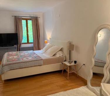 Malaucene Apartment | White Ventoux-central-parking gratuit-securise-terrasse & jardin