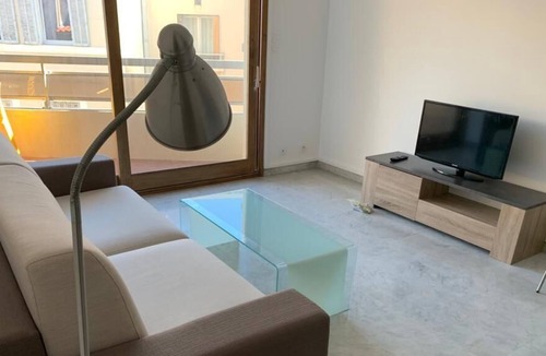 7th Arrondissement Apartment | With or without a car: shops, beaches, town centre, transport etc.