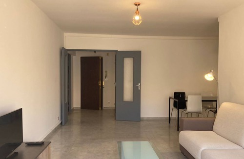 7th Arrondissement Apartment | With or without a car: shops, beaches, town centre, transport etc.