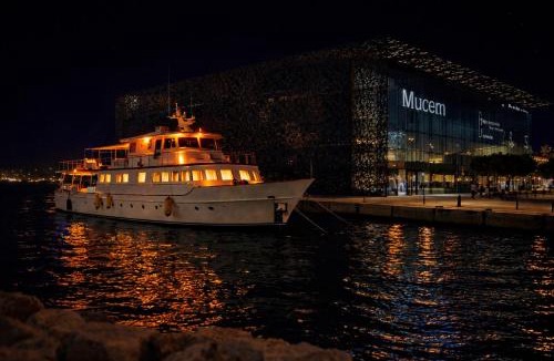 La Joliette Boat Rental | Yacht d'exception entièrement privatisé au Vieux-Port de Marseille