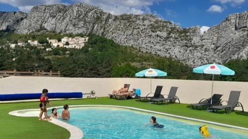 Saint-Auban Ski Chalet | ZEcamping 2 avec piscine restaurant vue sur le village de Saint Auban
