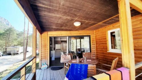 Saint-Auban Ski Chalet | ZEcamping 2 avec piscine restaurant vue sur le village de Saint Auban