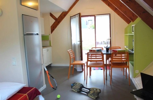 Merdrignac House | ZEcamping 3 étoiles piscine chauffée locatif TV BBQ 33m2