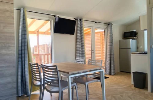 Martigues House | ZEcamping 3* piscine chauffée pet friendly locatif TV LV BBQ 31m2
