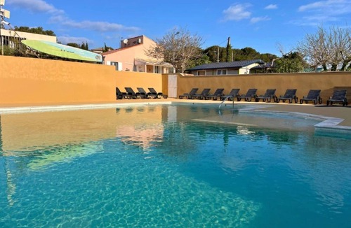 Martigues House | ZEcamping 3* piscine chauffée pet friendly locatif TV LV BBQ 31m2
