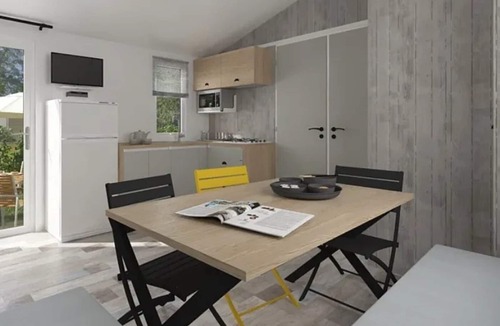 Plomodiern House | ZEcamping 4* 200m plage piscine couverte pet friendly tente TV LV 31m2