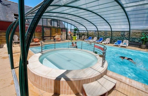 Plomodiern House | ZEcamping 4* 200m plage piscine couverte pet friendly tente TV LV 31m2