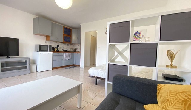 06BQ : Studio close to the beach
