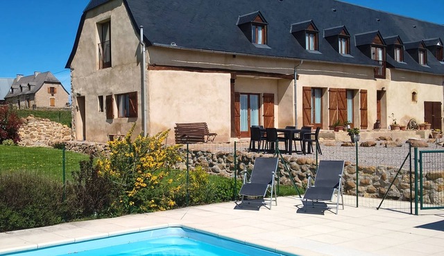 1 Bedroom luxury apartment with pool and stunning mountain views.
