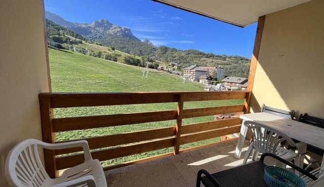 10m from resort center, 4th floor, view ski slopes, balcony, parking, tv, ski locker, 26m²
