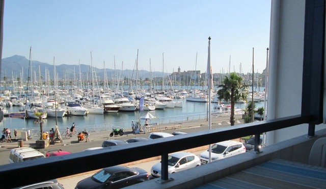 2-Bedroom Apartment with Views of the Marina, Pool, Parking, Beach 100 m Away, Spain 10 Minutes Away, Wi-Fi