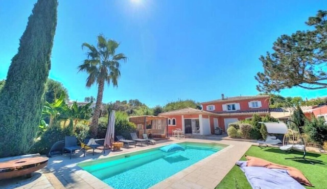 2-bedroom apartment with terrace, pool and jacuzzi near the center
