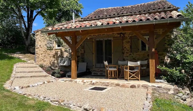 2 Bedroom Holiday Cottage with Pool