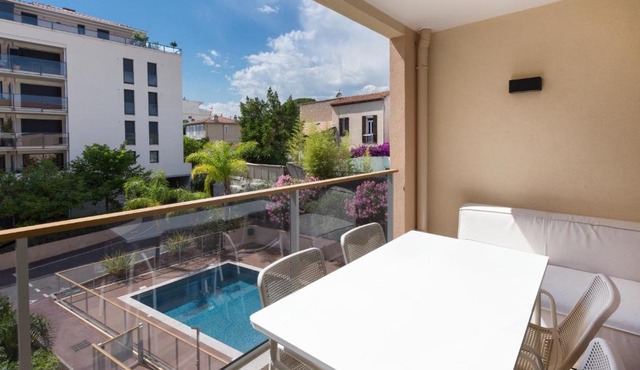 2 pièces avec clim, terrasse, piscine, 100m plage