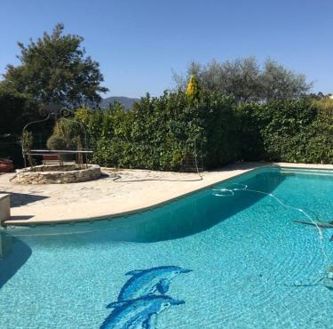 2 pièces dans villa avec piscine parking à 10 mins de Cannes