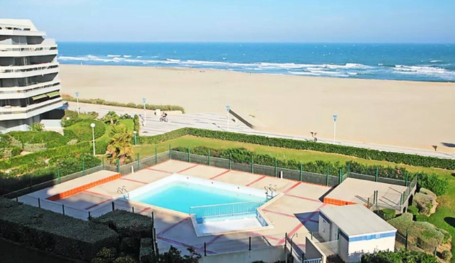2-room apartment with pool and parking, direct beach access