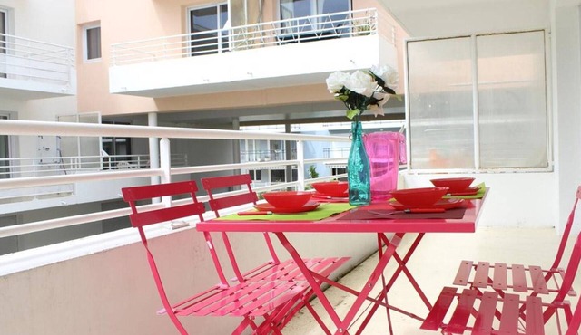 2-room apt with balcony, private parking, quiet area