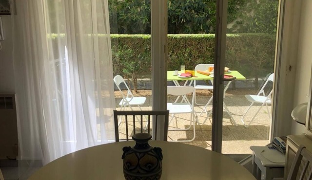2 rooms + terrace on old port