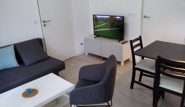 2p air-conditioned apartment in quiet residence with small garden