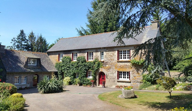 4 Houses with heated pool & WIFI, Kermarch village sleeps 28 .Max 18 adults