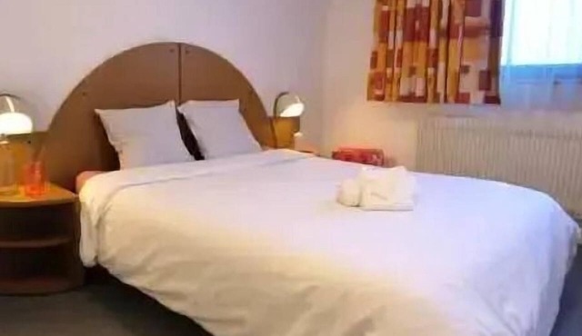 40-square-meter 2-room apartment (no kitchen) for 6 people