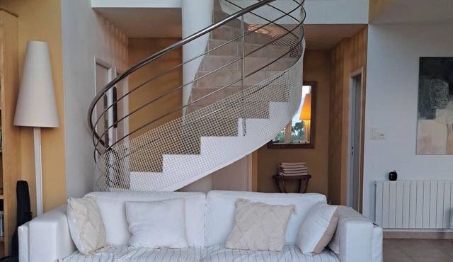 5-bedroom architect-designed house with splendid sea view? Ideal for 2 families