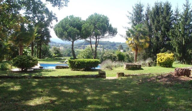 5 mins from Sarlat, character house renovated, lovely view, large swimming pool.