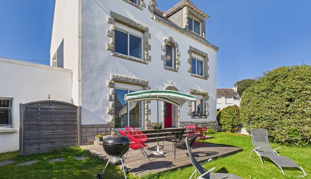 500m from the beach – house for 8 adults 1 child