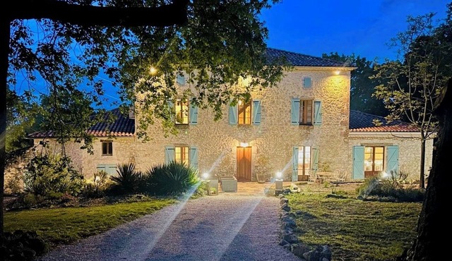 7 bed house in idyllic location with heated pool, hot tub, gym, games room & A/C