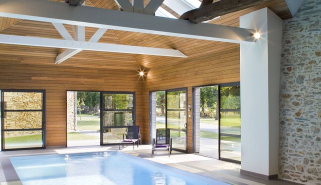 8-person gîte with year-round heated indoor pool in Morbihan, France