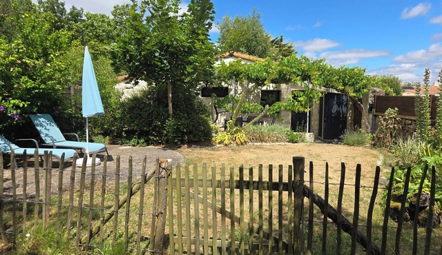 A charming, quiet, and rustic little cottage with a small garden and private parking.