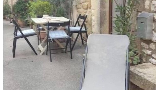 A quiet, authentic Provençal-style house. In the historic center of the village.