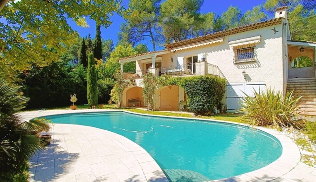 Air-conditioned family villa with large swimming pool
