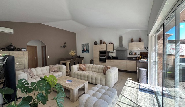 Air-conditioned house in private residence with secure swimming pool, 5 minutes from the beach