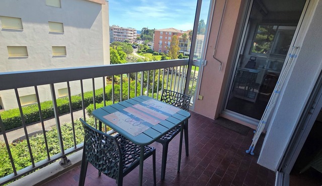 AIR-CONDITIONED STUDIO NEAR SHOPS AND BEACHES PARKING IN RESIDENCE