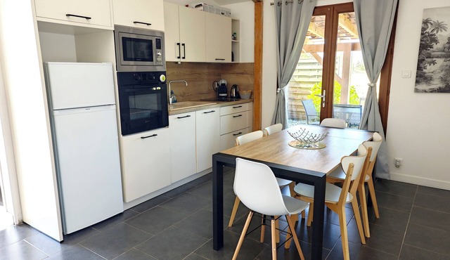 Air-conditioned self-catering cottage - Private terrace - Heated swimming pool