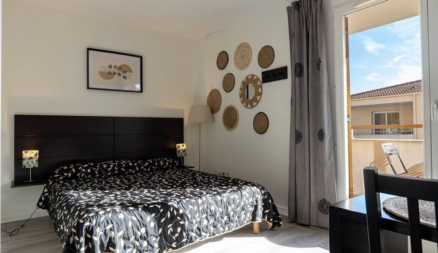 Air-conditioned studio for 2 people, near the shops