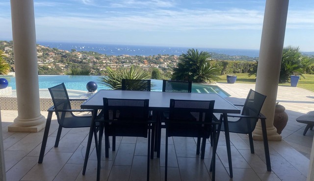 Air-conditioned villa beautiful sea view infinity pool private domain quiet golf 18