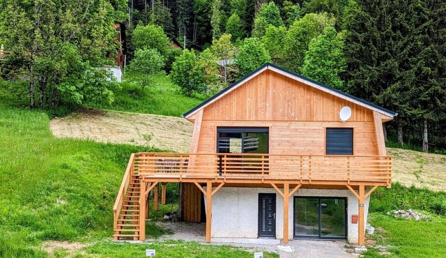 Apartment 'Les Iris' with Mountain View, Private Garden and Wi-Fi