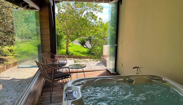 Apartment in a Basque-style house, with a tree-lined garden, pool, hot tub, and ocean views; ideal for 6 people.