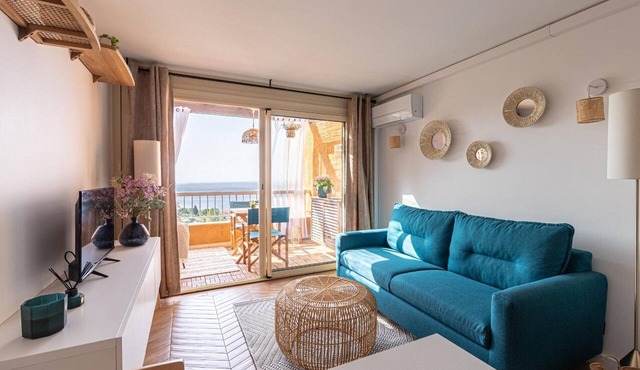 Apartment 'Vue Mer Et Jardin' with Sea View, Wi-Fi and Air Conditioning