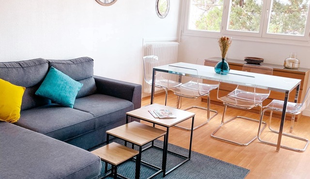 Apartment with Balcony, 4 bedrooms, space & comfort, Centre Gare