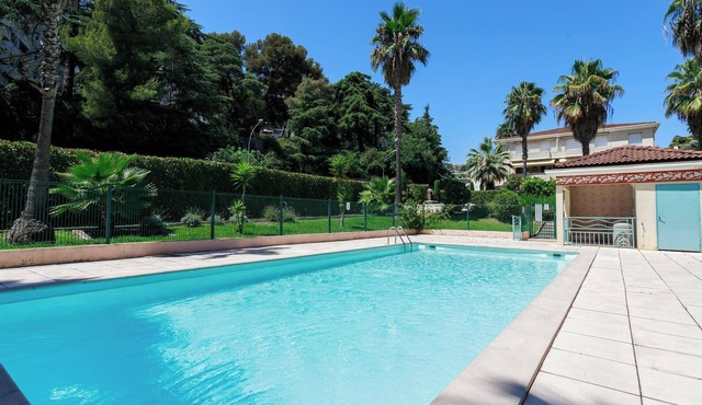 Apartment with pool