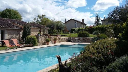 Appartement charmant à Castéra-Lectourois avec piscine partagée