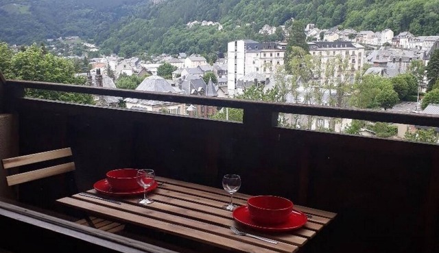 Apt. 5 pers, 200m from the center, very nice view, for ski, cures or green vacations