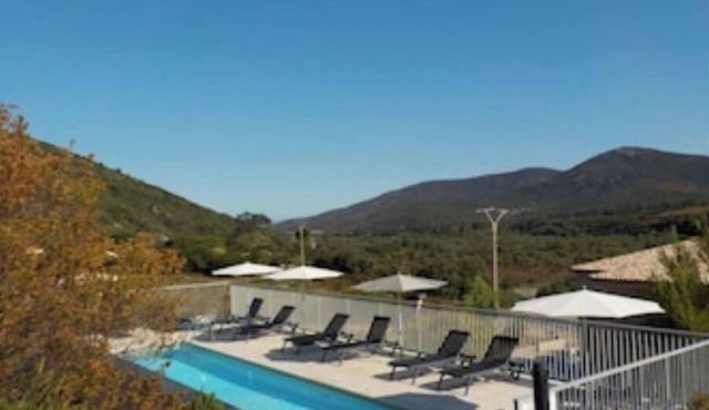 Apt heated pool, wifi, 2 bedrooms, air conditioning, 7 min beach 1 min river