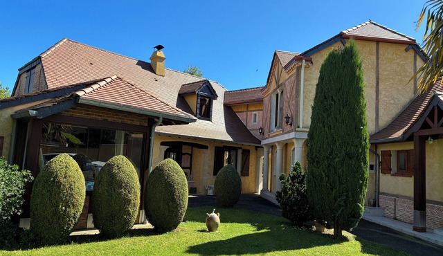 Arbus: Beautiful, quiet, cool residence with enclosed garden planted with trees.