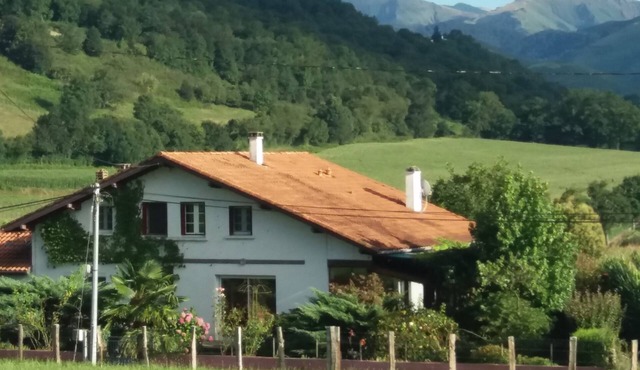 At the foot of the Col de Gamia, 10 minutes from Saint-Jean-Pied-de-Port 100-square-meter apartment