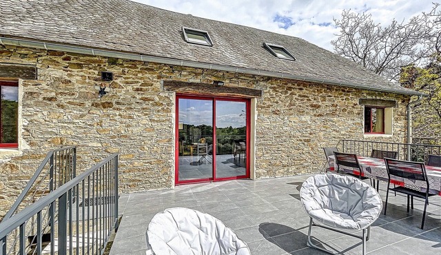 Authentic Cottage in Peaceful Setting with Private Terrace, Garden, and Wi-Fi